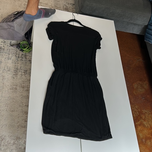 32 degrees black dress, really comfy. - Picture 2 of 4